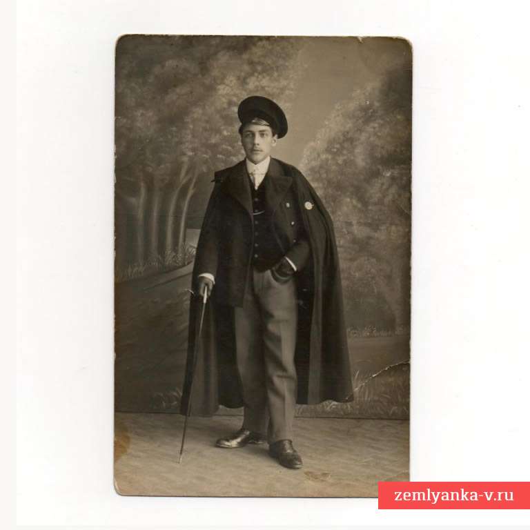 Фото молодого человека с тростью