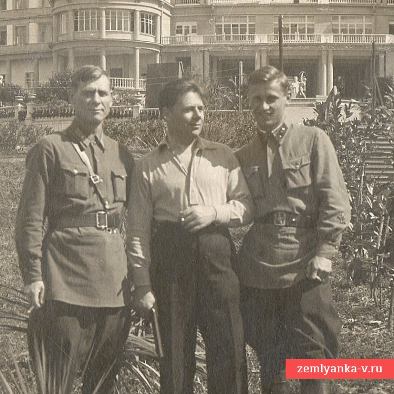 Фото политруков РККА на отдыхе в Сочи, 1941 г.