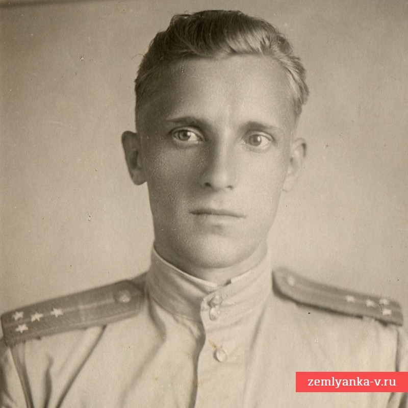 Фото капитана Красной армии в солдатской гимнастерке образца 1943 года