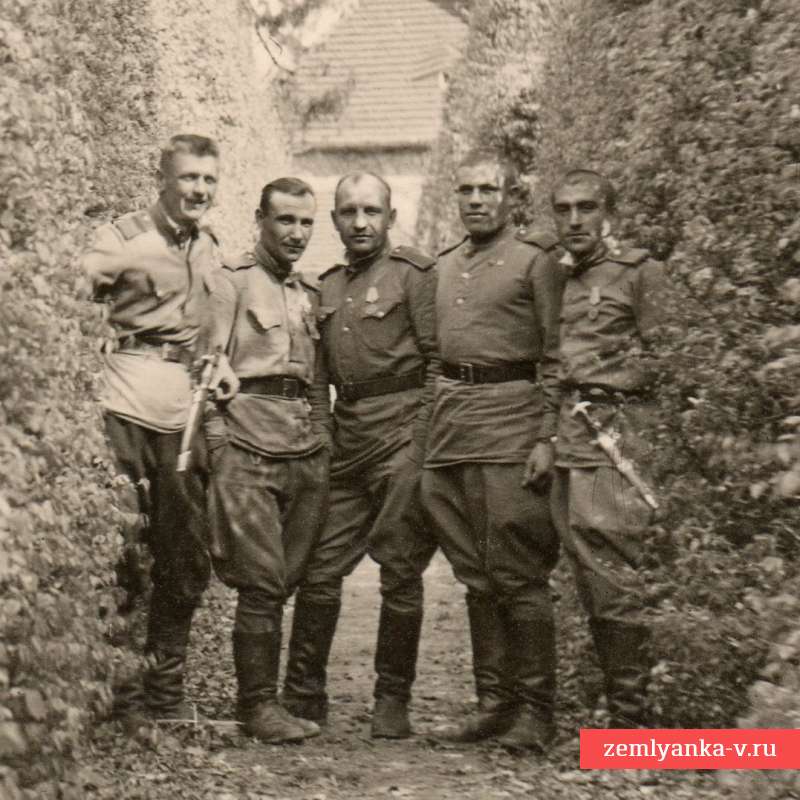 Фото советских солдат с кинжалами SS «Лидер»