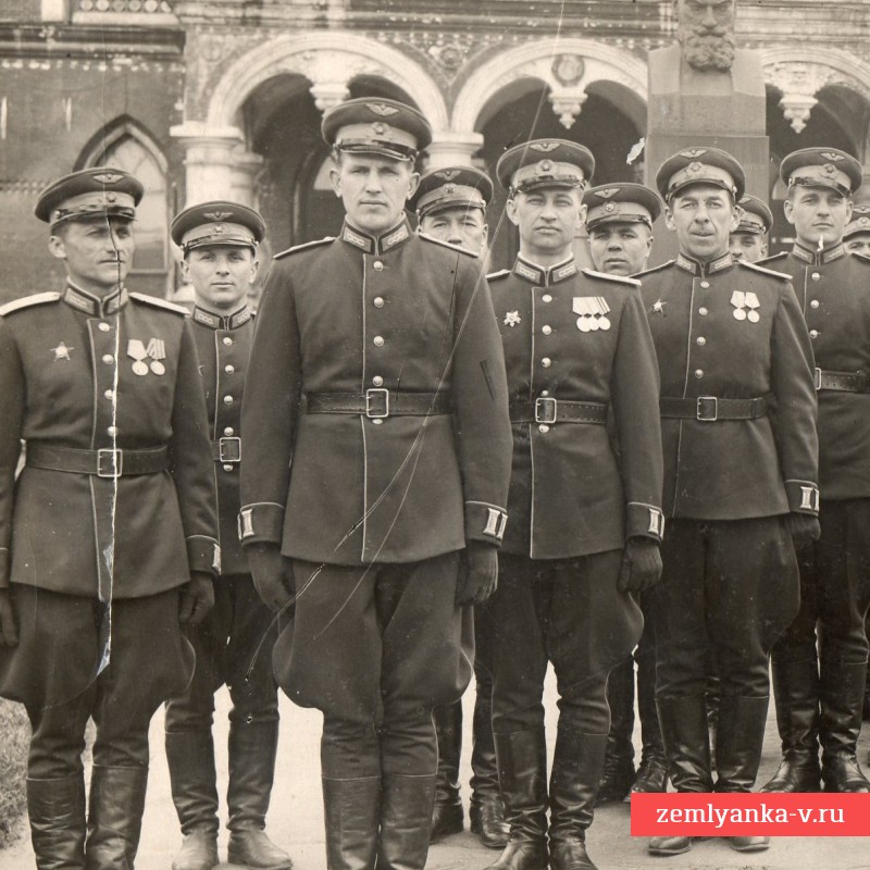 Фото строя летчиков РККА в парадных мундирах образца 1943 года