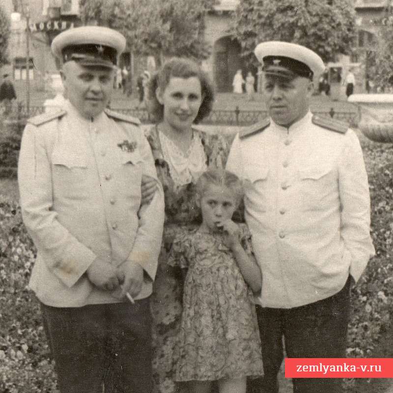 Фото майора и подполковника РККА в летних кителях