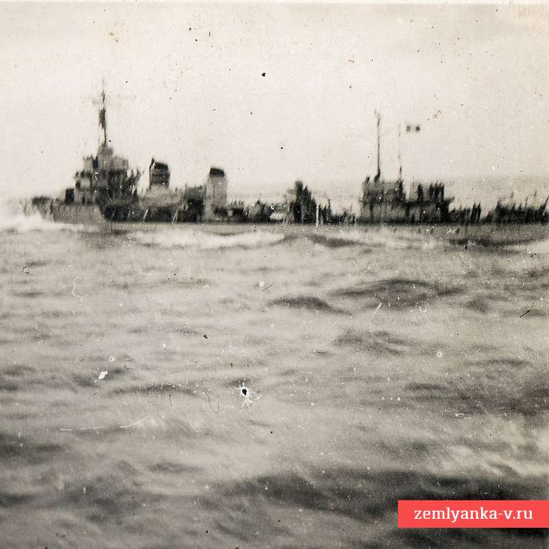 Фото французского (?) военного корабля в море
