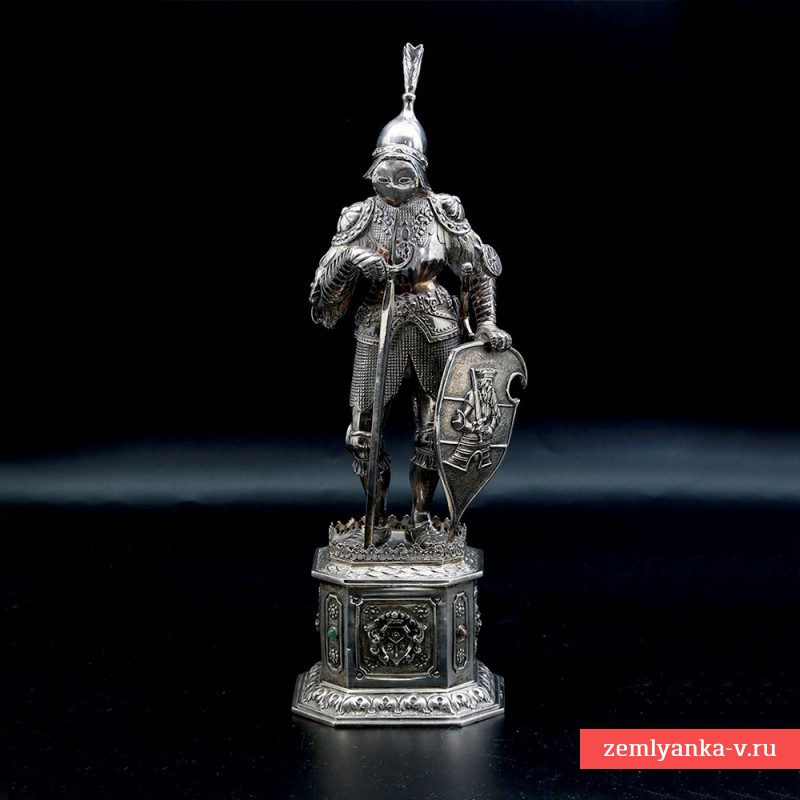 Серебряная статуэтка в виде рыцаря в доспехах