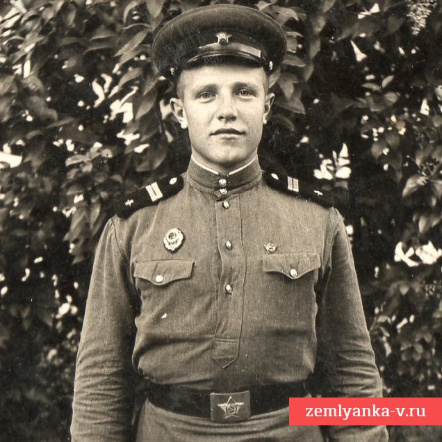 Фото советского сержанта со знаком «Отличник ..» на подложке