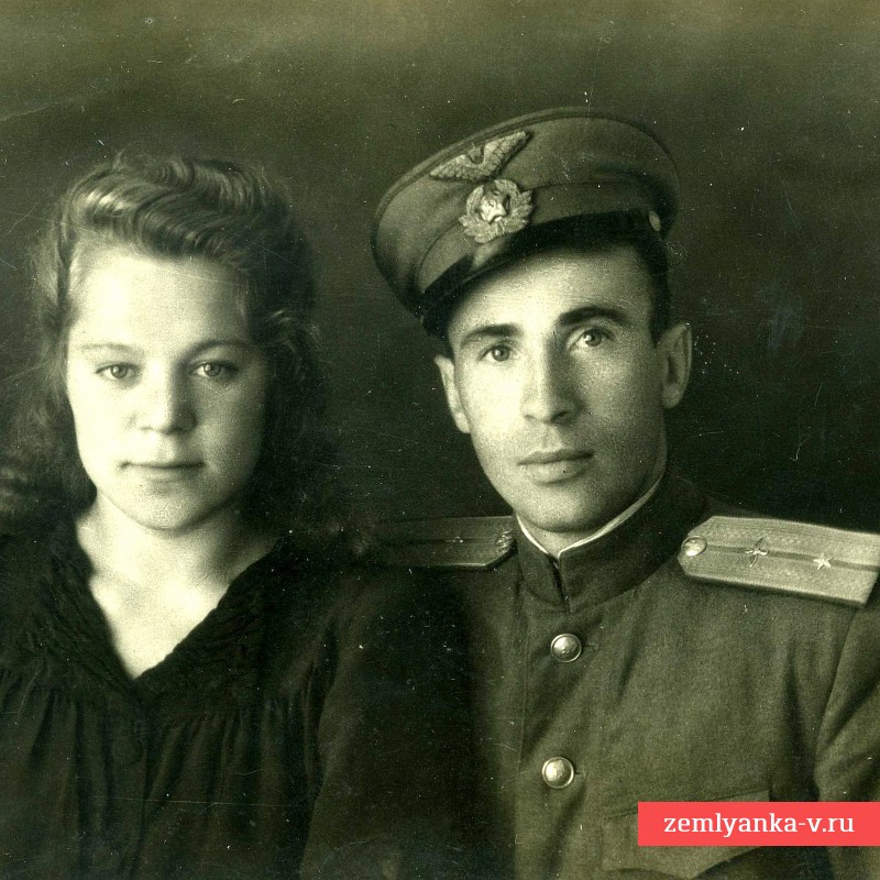 Фото младшего лейтенанта ВВС СА с супругой