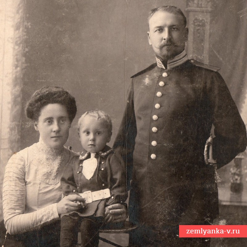 Фото военного чиновника с семьей