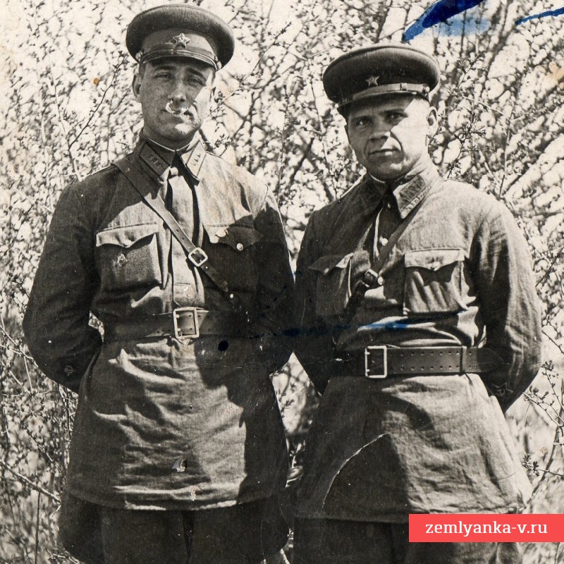 Фото политрука пехоты РККА с рядовым НКВД