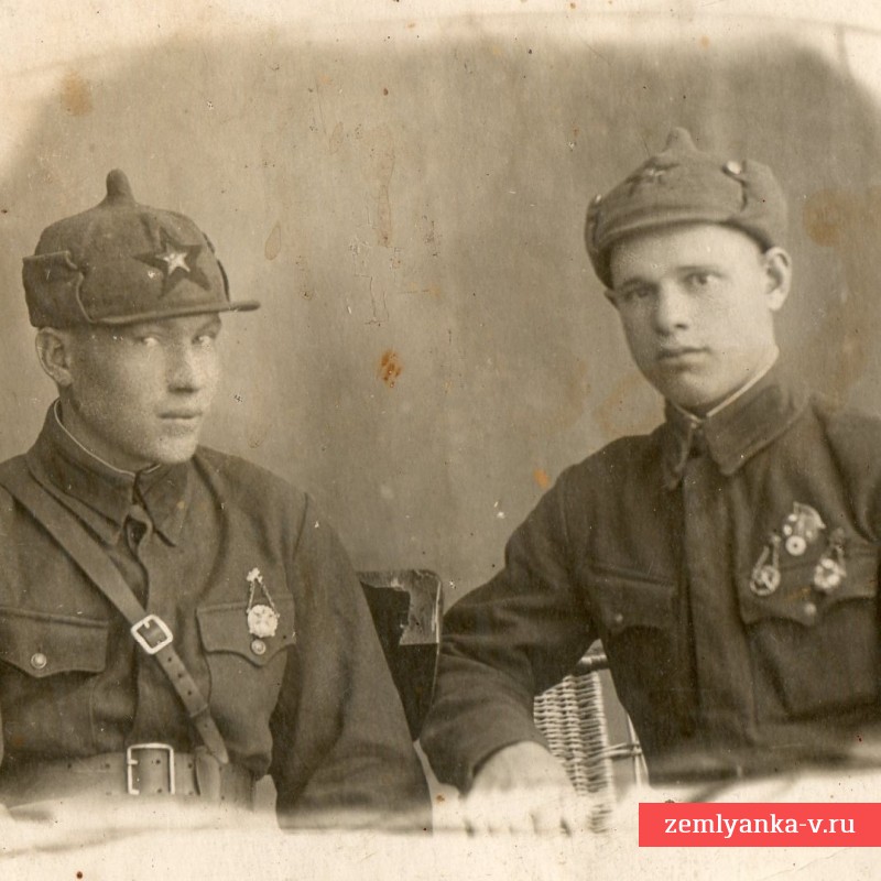 Фото двух красноармейцев РККА со спортивными знаками