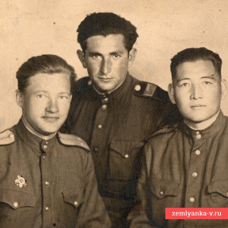 Памятное фото офицеров и сержантов артиллерии РККА, 1945 г.