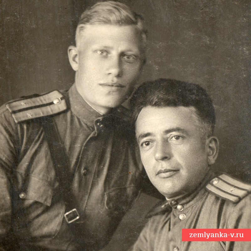 Художественное фото лейтенанта и майора саперных (?) подразделений РККА, 1943 г.