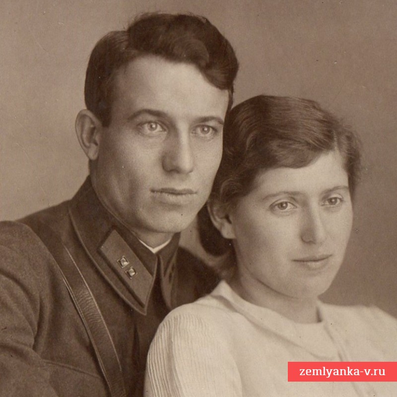 Портретное фото младшего политрука РККА с супругой, 1939 г.