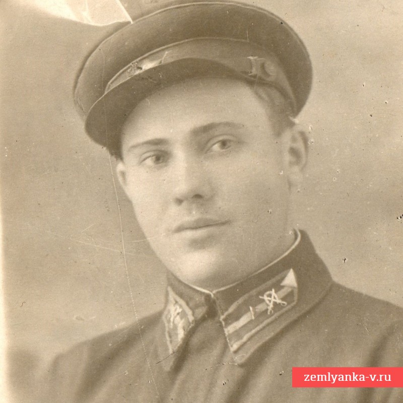 Крайне редкое фото мл. сержанта кавалерии РККА с петлицами образца 1940 года