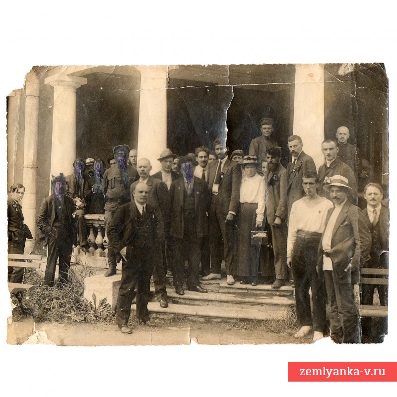 Фото В.И. Ленина с делегатами II конгресса Коминтерна у дворца Урицкого, 1920 г.