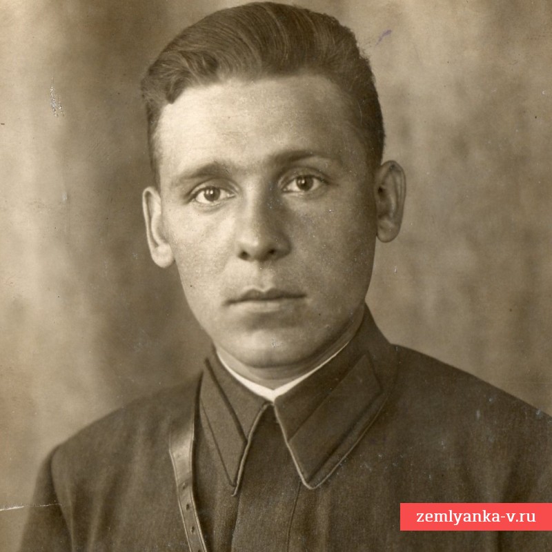 Портретное фото младшего политрука Макарова