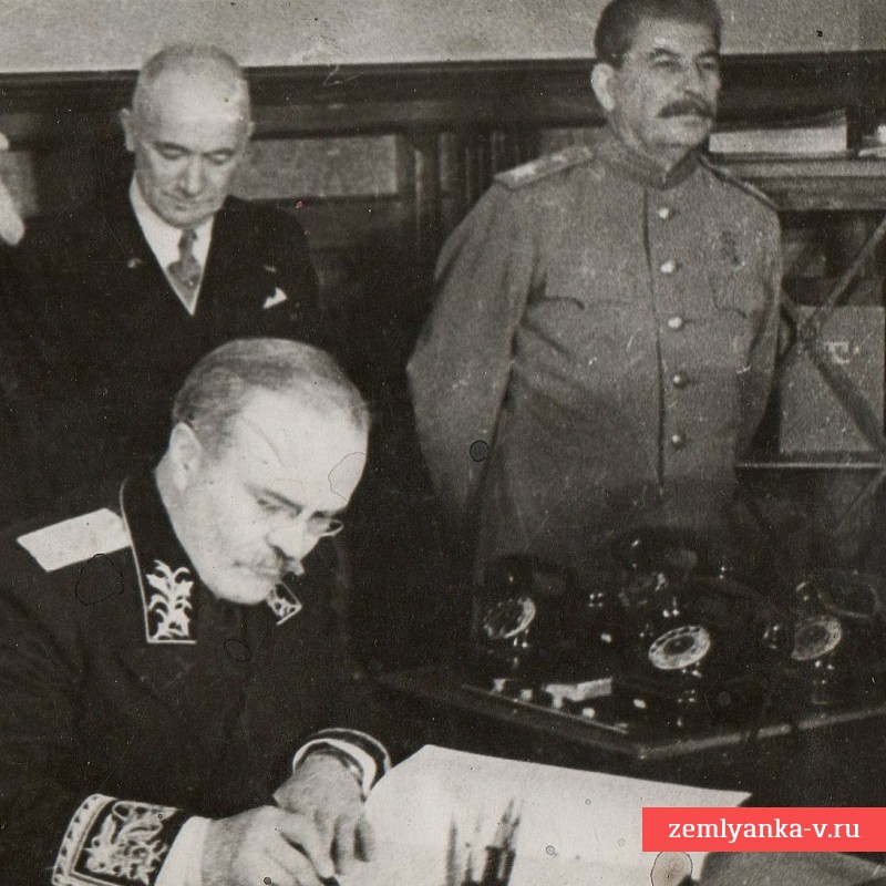 Фото И.В. Сталина, В. Молотова, М. Калинина, К. Ворошилова и других за подписанием документа