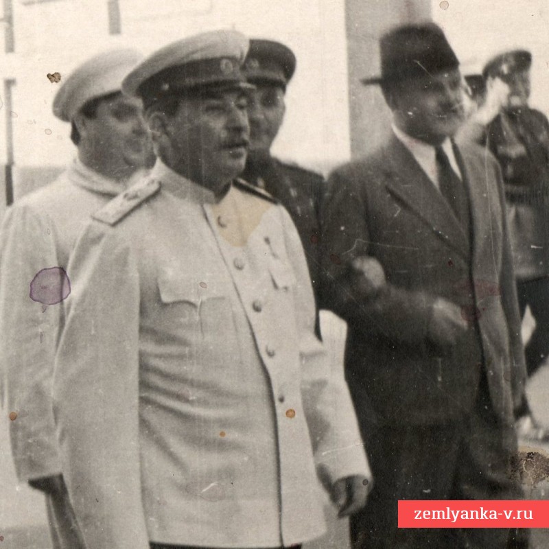 Фото И.В. Сталина, Н. Хрущева, А. Микояна, К. Ворошилова и других во время прогулки