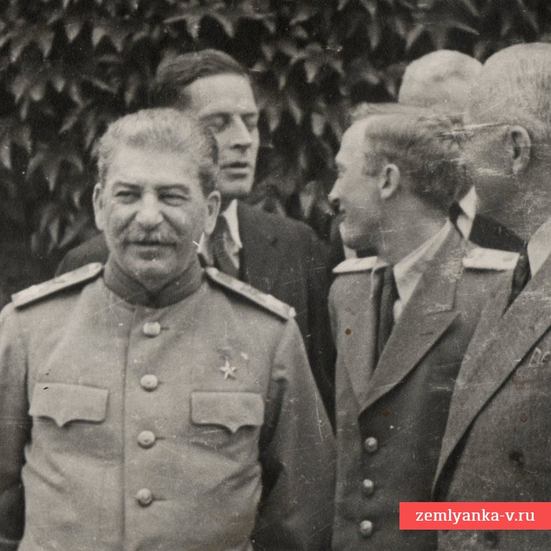 Фото И.В. Сталина в окружении советских и иностранных военных и дипломатов