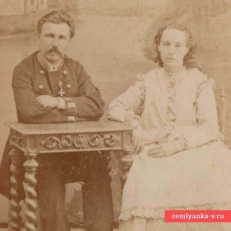 Фото офицера в отставке - кавалера ЗОВО, с супругой