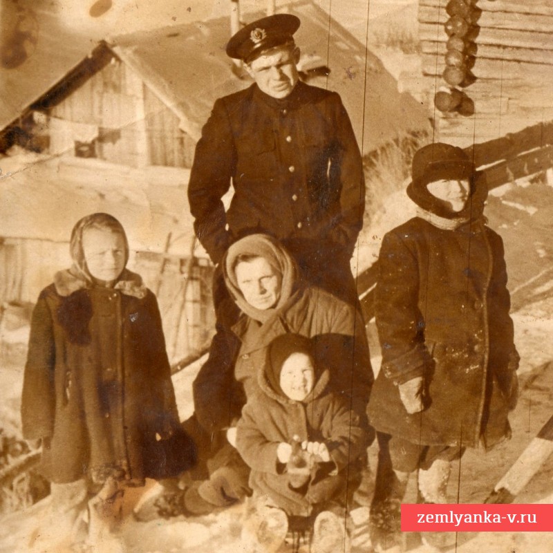 Фото моряка торгового флота СССР с членами семьи