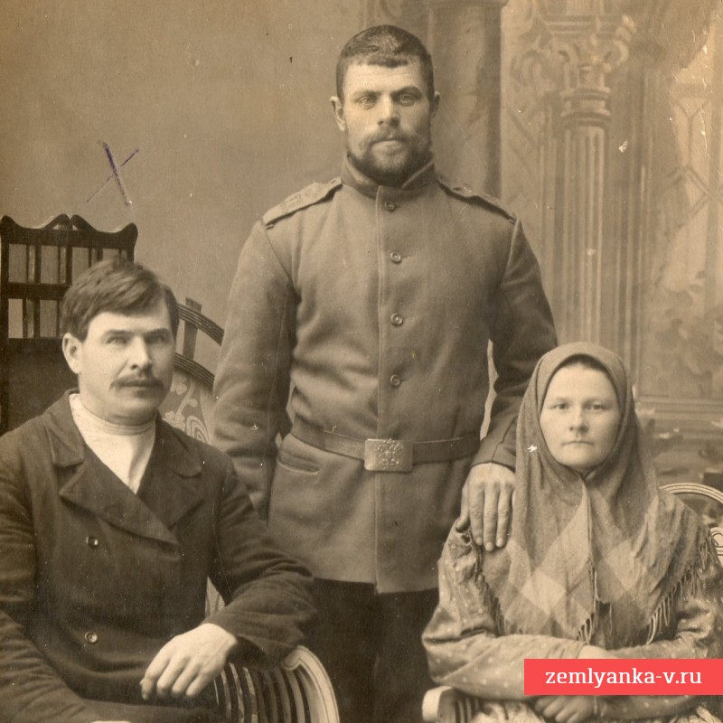 Фото рядового 67-го пехотного Тарутинского полка в кругу семьи, 1914 г.