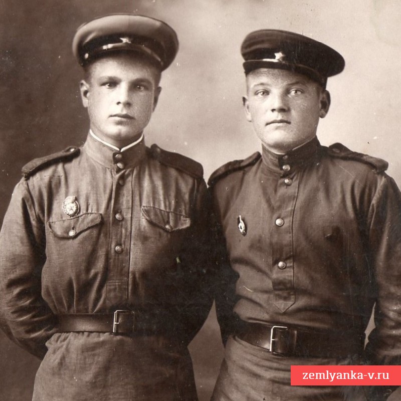 Фото рядового РККА со знаком «Гвардия» на подложке