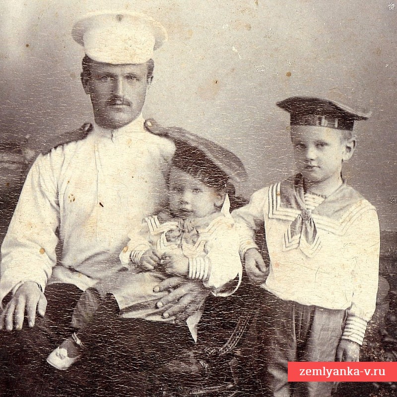 Фото штабного писаря (?) с сыновьями, 1900-е гг. 