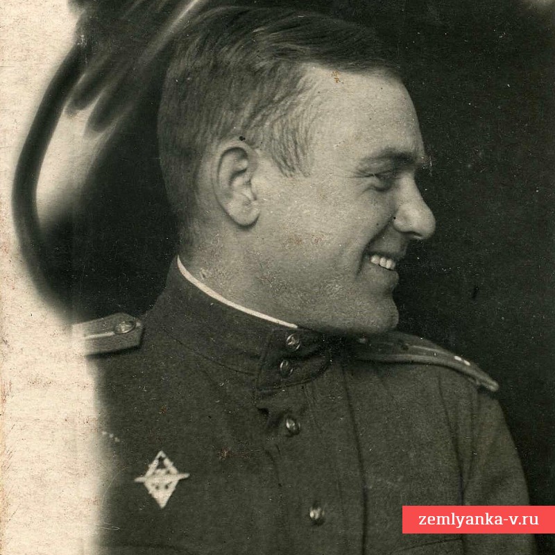 Фото мл. лейтенанта со знаком пилота, окончившего академию ВВС РККА 