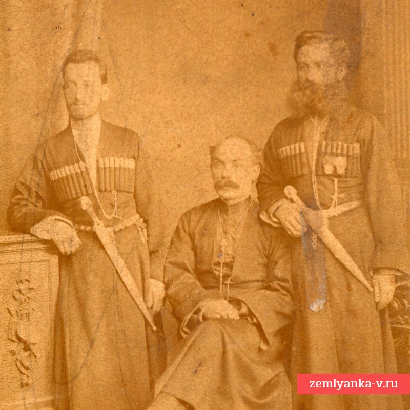 Фото мужчин в традиционной кавказской одежде с кинжалами