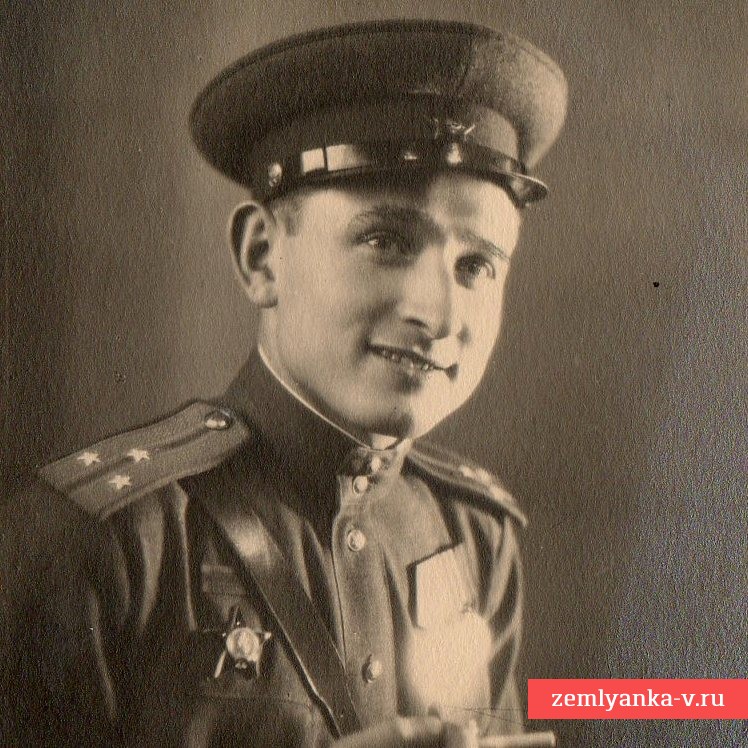 Фото старшего лейтенанта РККА с нашивками за ранения и боевыми наградами