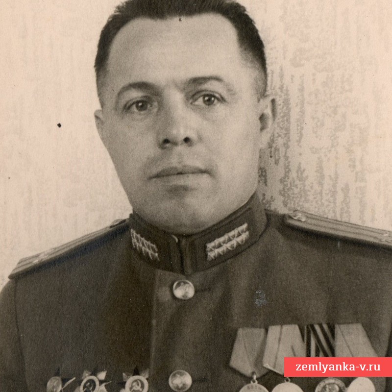 Фото подполковника пехоты РККА в парадном мундире с боевыми наградами