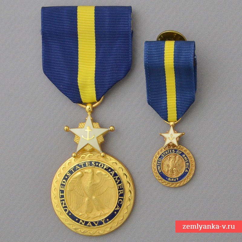 Медаль ВМФ США «За выдающуюся службу», с миниатюрой