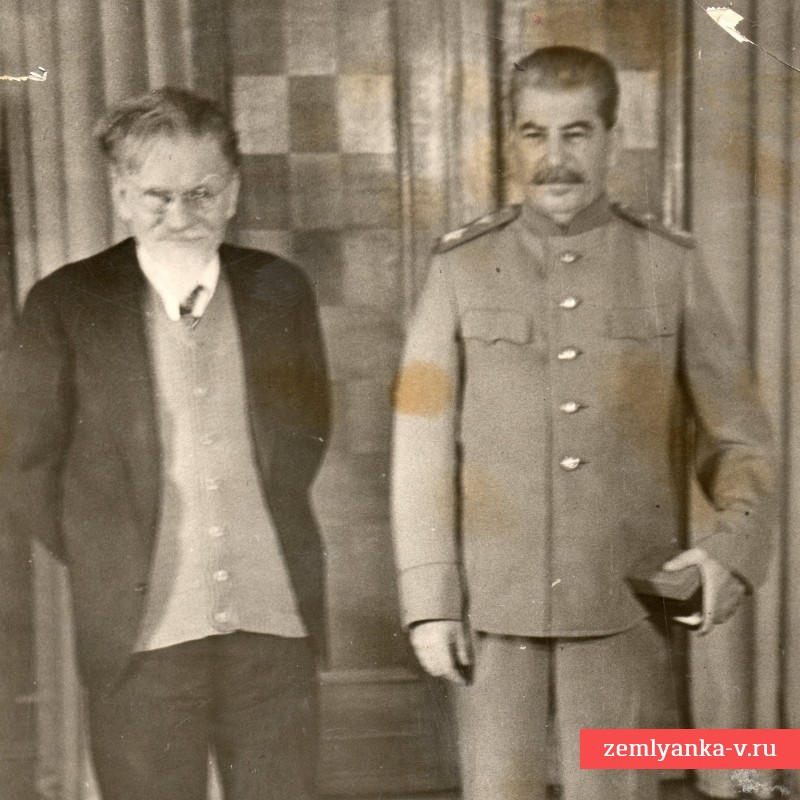 Лот фото И.В. Сталина во время вручения ему ордена Боевого Красного знамени, 1944 г.
