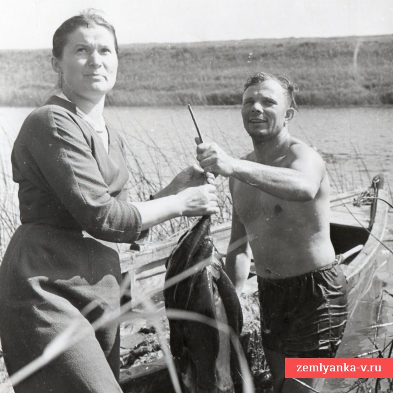 Фото Ю. Гагарина c мамой А.Т. Гагариной на рыбалке