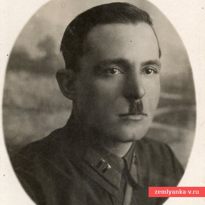 Портретное фото батальонного комиссара РККА на подложке