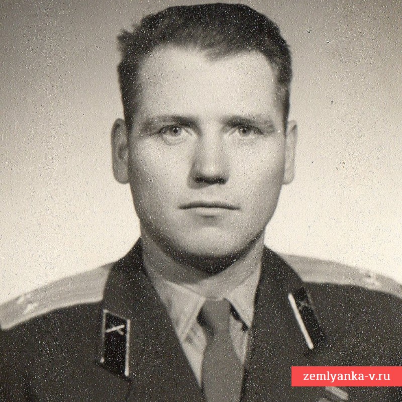 Фото подполковника Магницкого В.Ф. со знаком об окончании артиллерийского училища обр. 1946 года