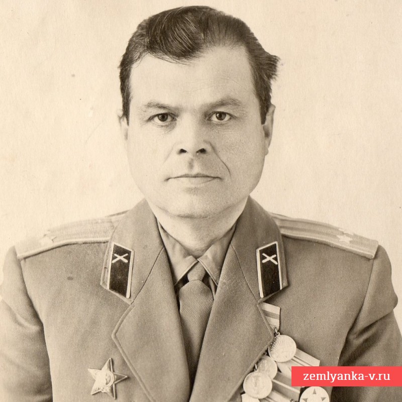 Фото подполковника со знаком об окончании артиллерийского училища обр. 1946 года