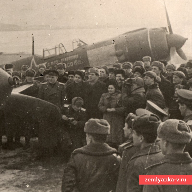 Фото выступления генерала РККА во время передачи нового самолета летчикам