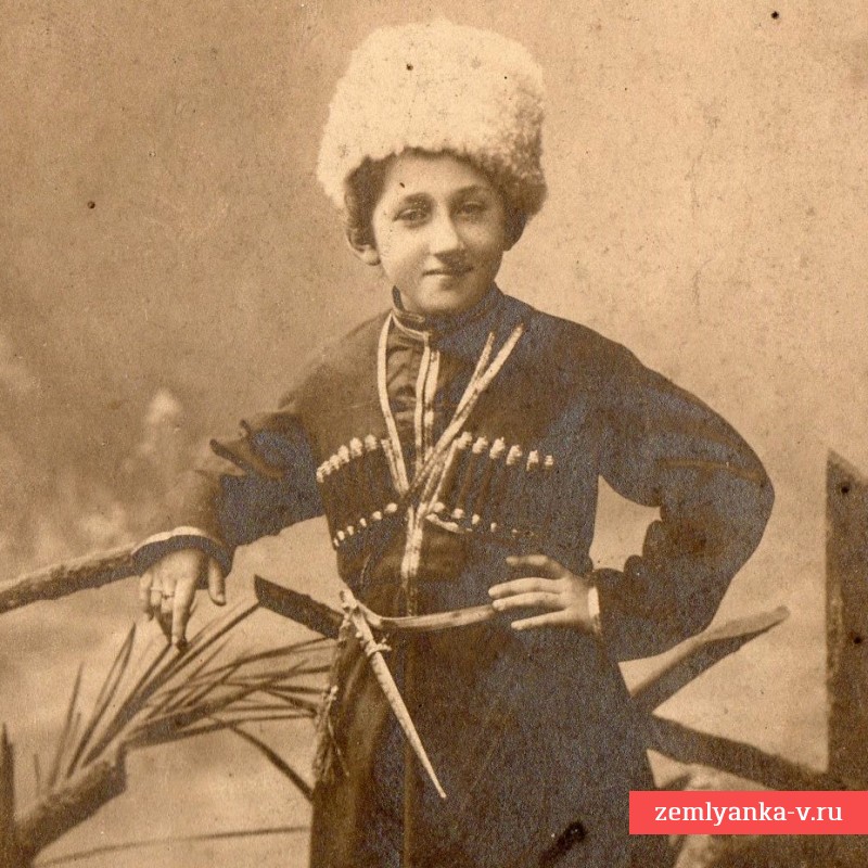 Фото мальчика в кавказской национальной одежде с кинжалом