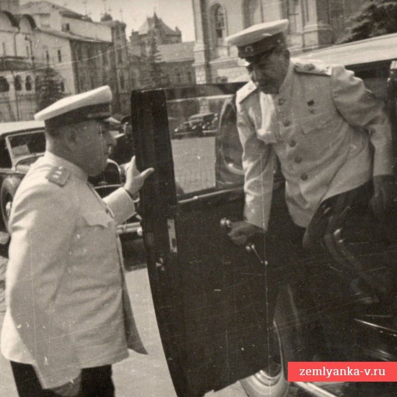 Фото И.В. Сталина с генерал-лейтенантом Н.С. Власиком – начальником личной охраны