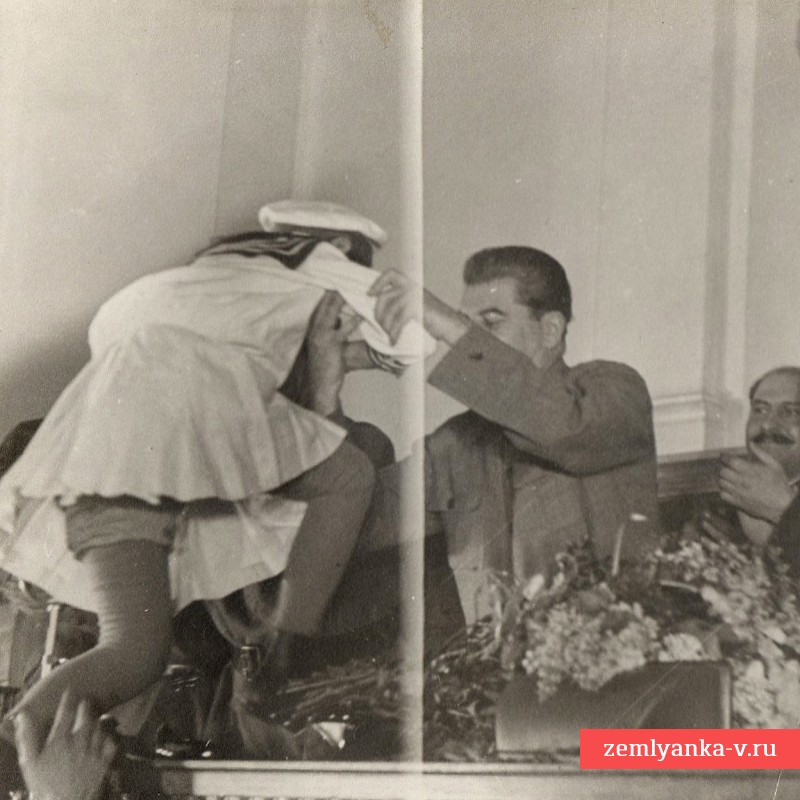 Фото «И.В. Сталин на совещании жен командиров и начсостава РККА поднимает в президиум пионерку»